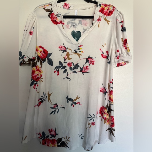 Women’s White Red Floral Short Sleeve Top Size XL NWT - Picture 2 of 9